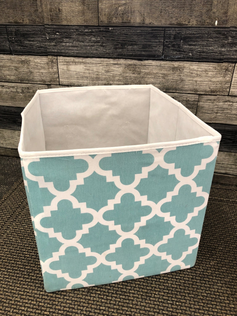 TEAL/WHITE GEOMETRIC FABRIC TOTE.