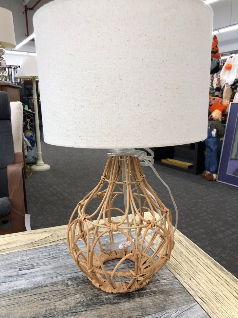 BLONDE WICKER BASE LAMP.