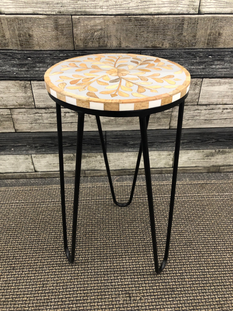 METAL PLANT STAND W/WOODEN TOP+FLOWER DESIGN.
