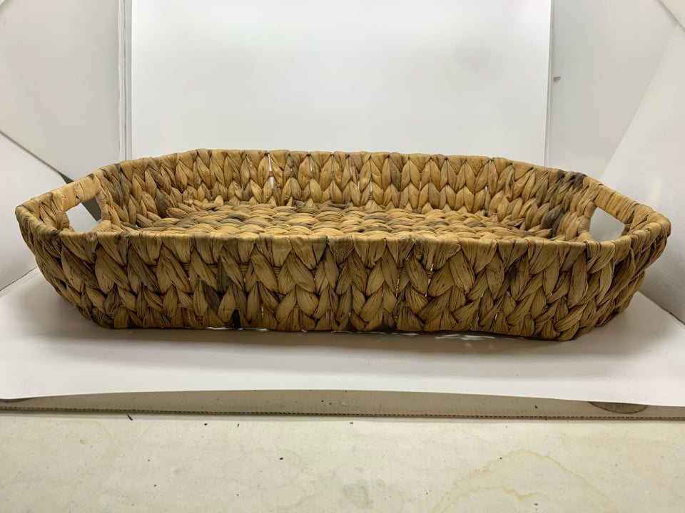 SHALLOW WOVEN BASKET TRAY.