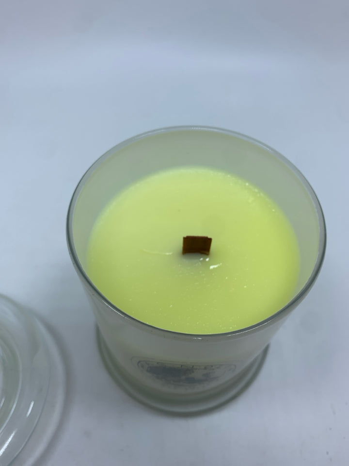 MAGNOLIA SIGNATURE VELVET CANDLE.
