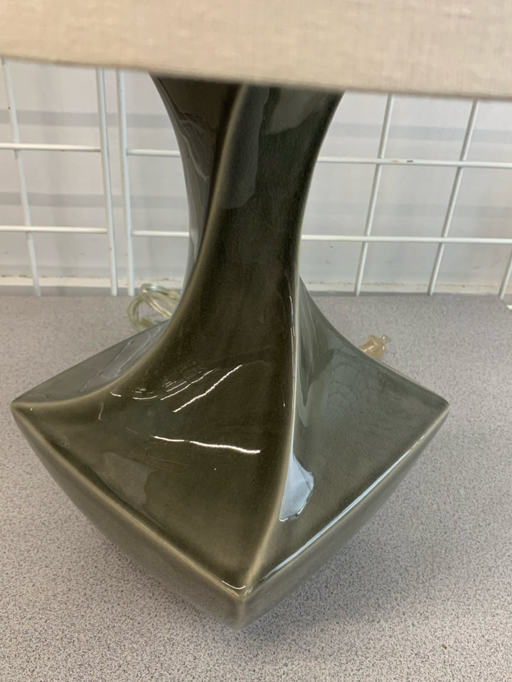 GREY CERAMIC TWIST BASE LAMP W/LT GREY SHADE.