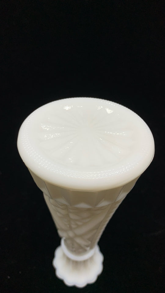 VTG MILK GLASS BUD VASE W/RUFFLE EDGE.