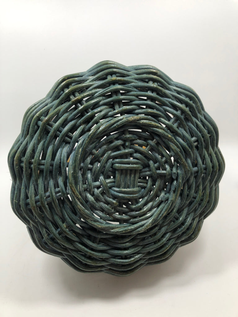 SM BLUE ROUND WICKER BASKET W WOOD HANDLE.