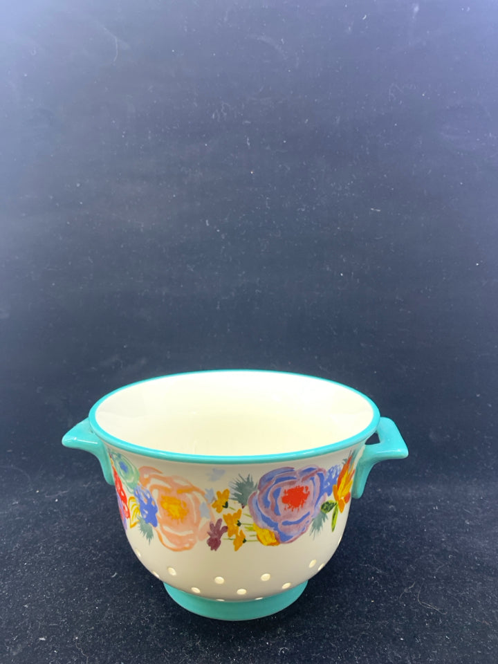 CERAMIC STRAINER W/FLOWERS.