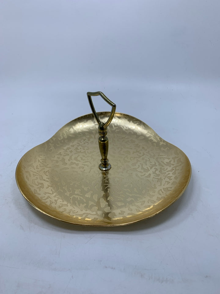VTG GOLDEN ALUMINUM SERVING PIECE W/ HANDLE IN CENTER TEXTURED DESIGN.