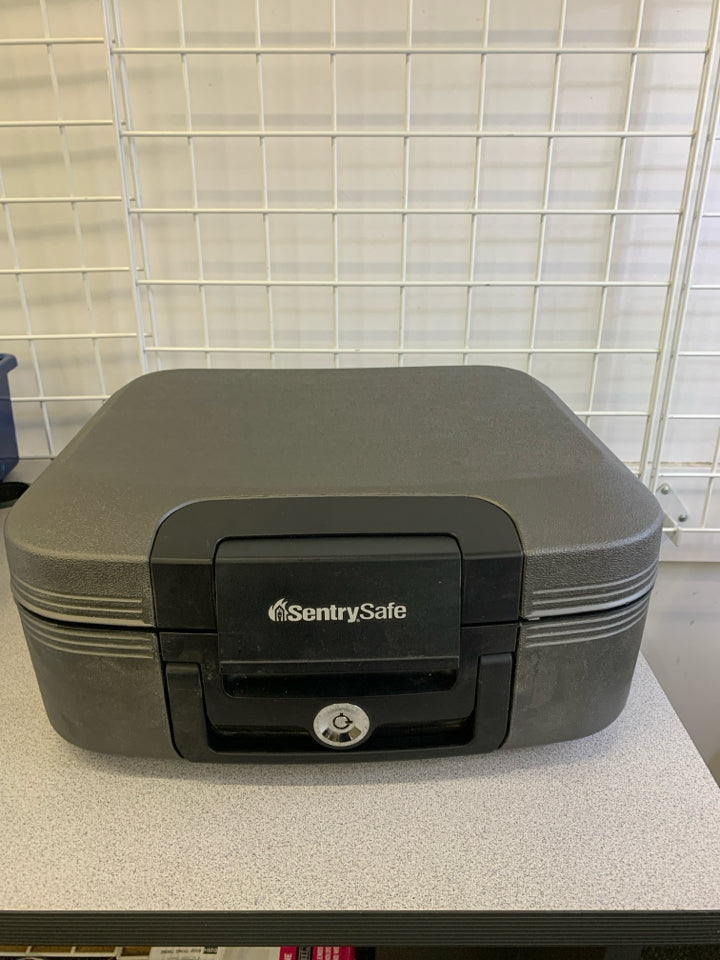 SENTRY SAFE RECORD PROTECTION FIRE RESISTANCE BOX W/ 2 KEYS.