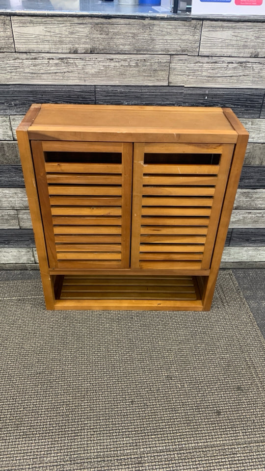 WOOD BATHROOM CABINET W/SLOTTED DOORS 3 SHELVES.