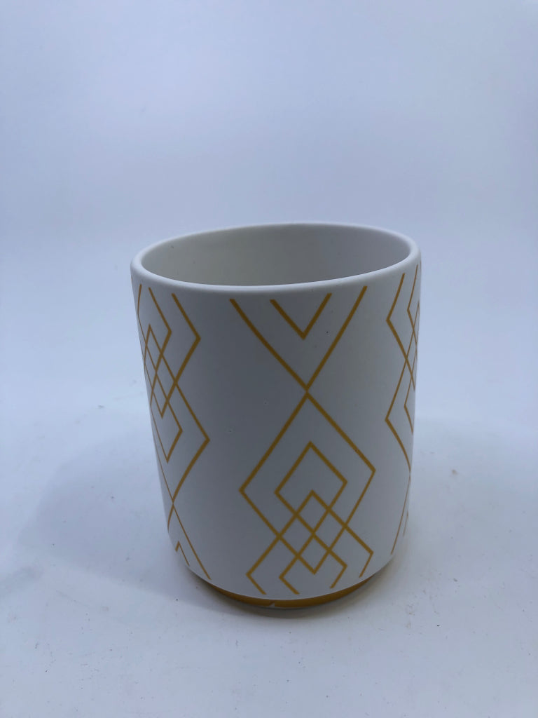 WHITE W GOLD DETAIL PENCIL CUP.