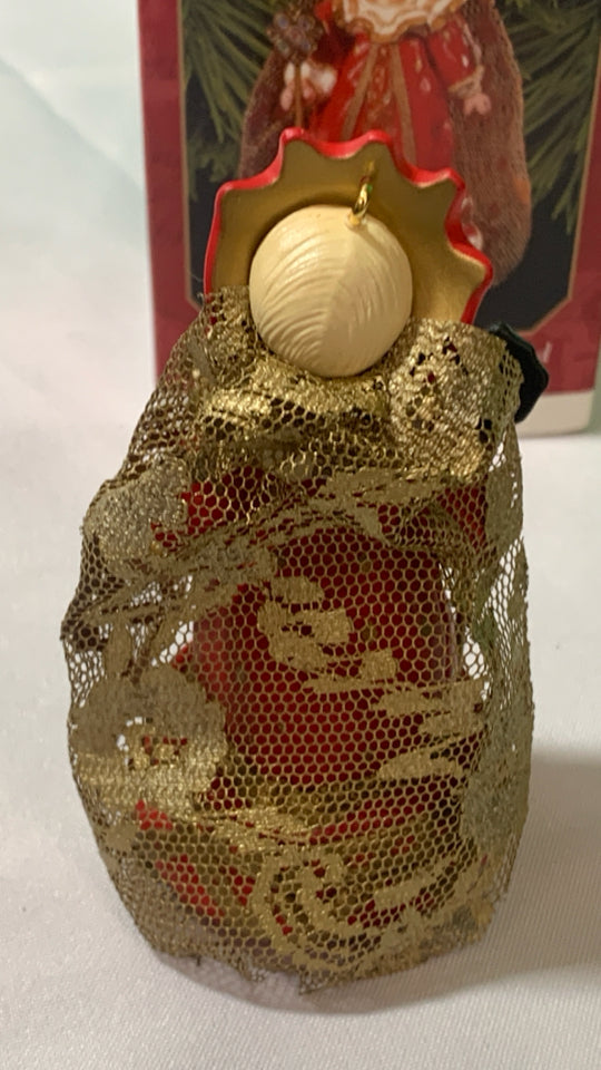 HALLMARK RED QUEEN ORNAMENT.