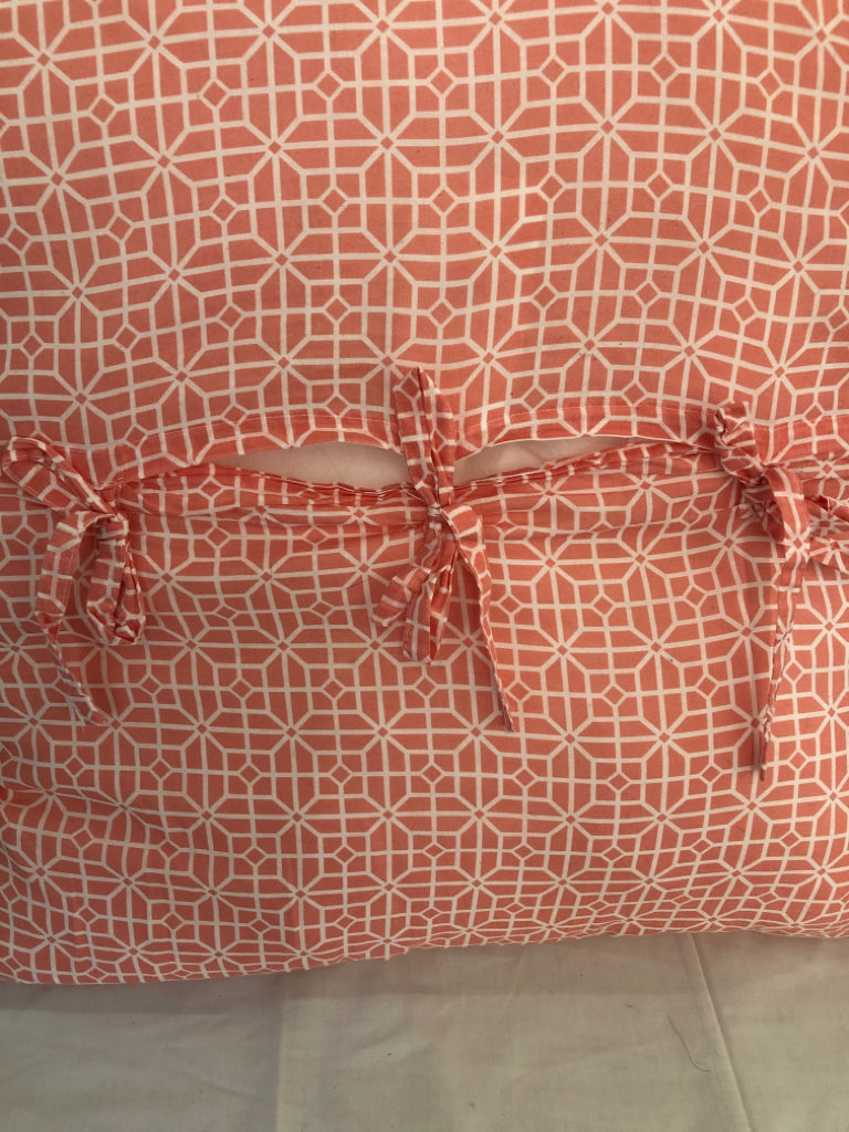 PINK W WHITE DETAIL PILLOW.