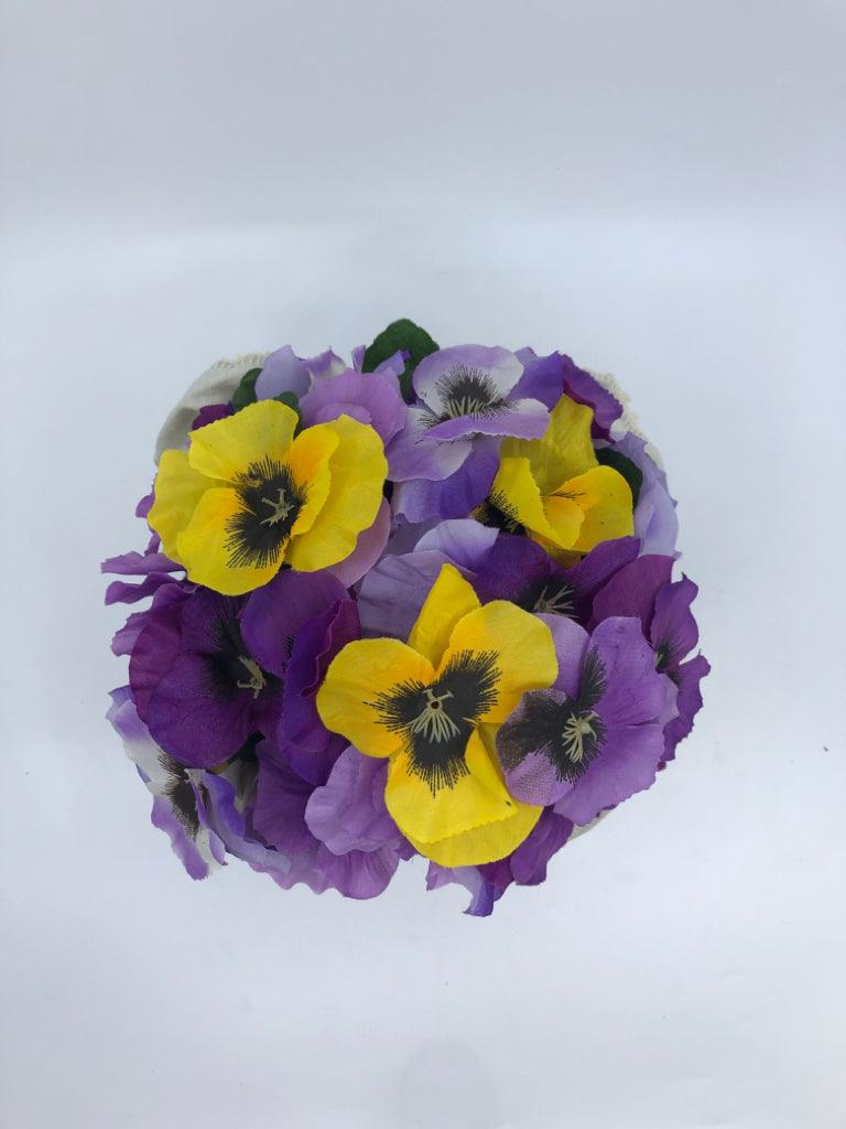 SQUARE GLASS VASE W/PURPLE AND YELLOW FLOWERS.