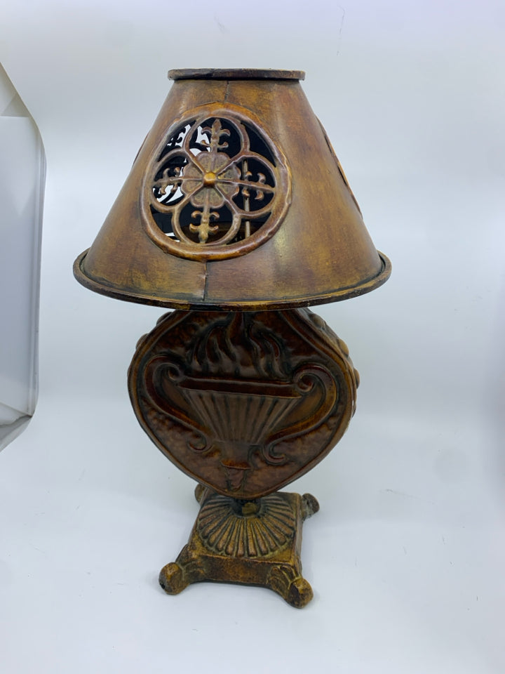 FOOTED METAL CANDLE LAMP EMBOSSED.
