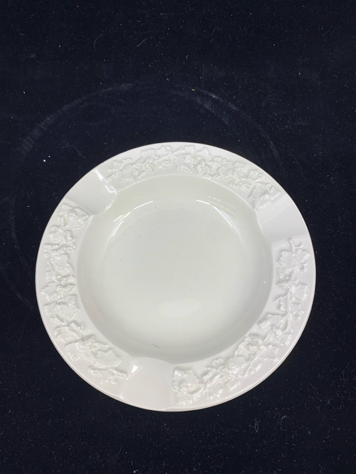VTG WHITE WEDGWOOD EMBOSSED GRAPES & LEAVES ASH TRAY.