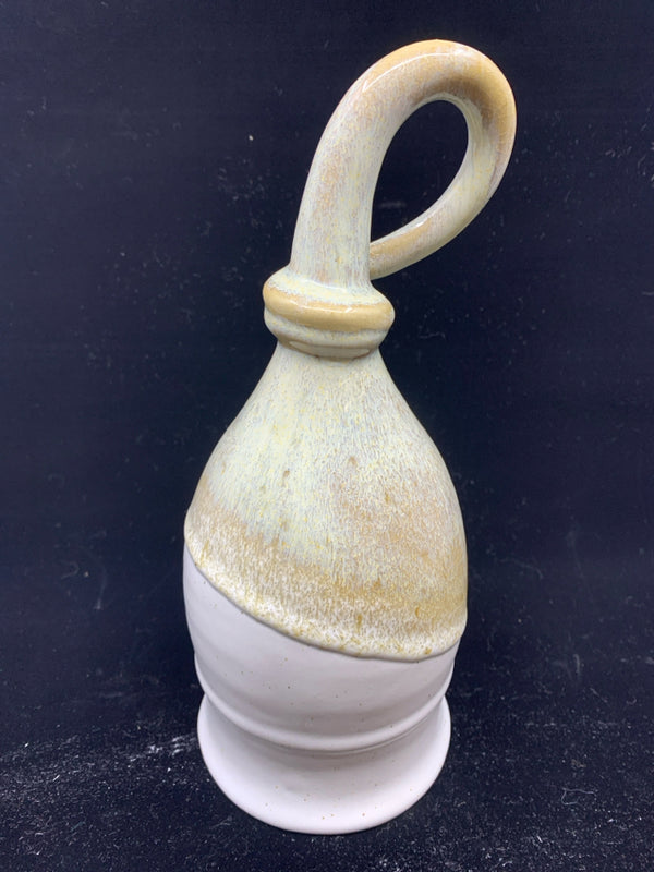 WHITE AND GREY POTTERY CUP HORN.