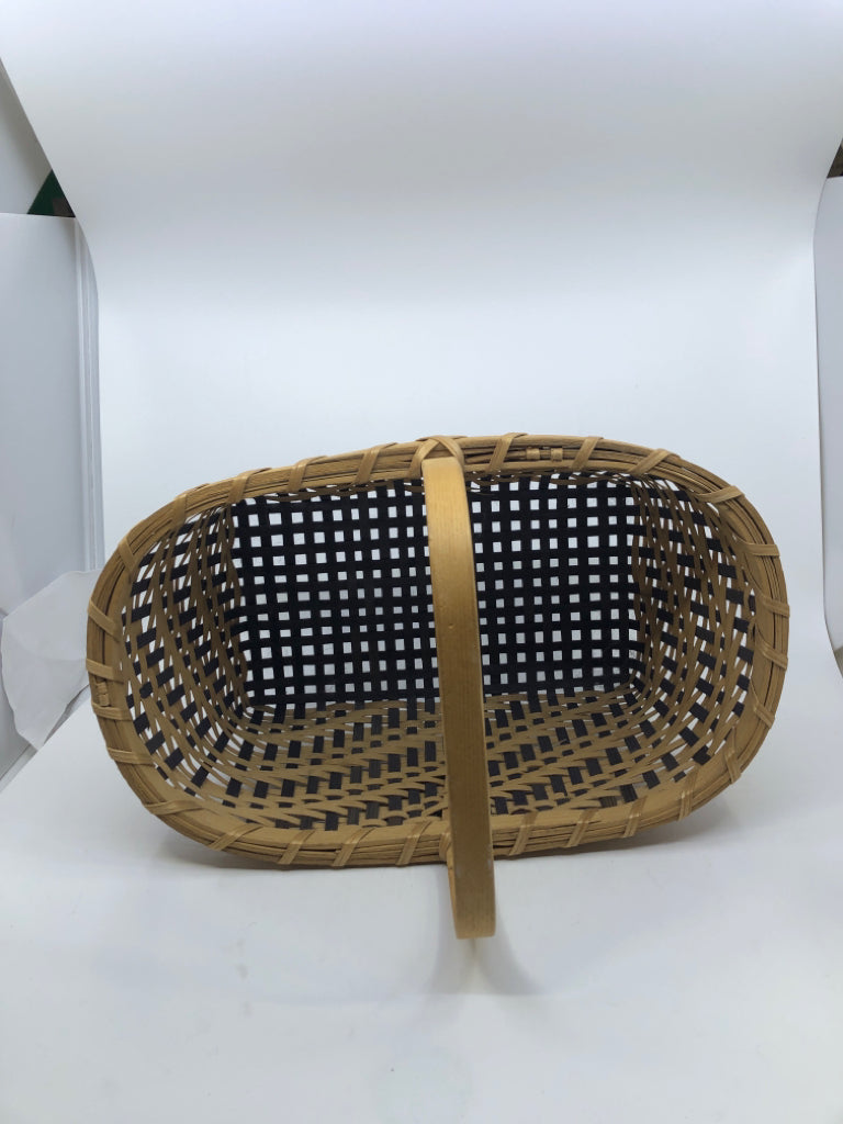 2 TONED OVAL BLONDE WOOD BASKET W SINGLE HANDLE.