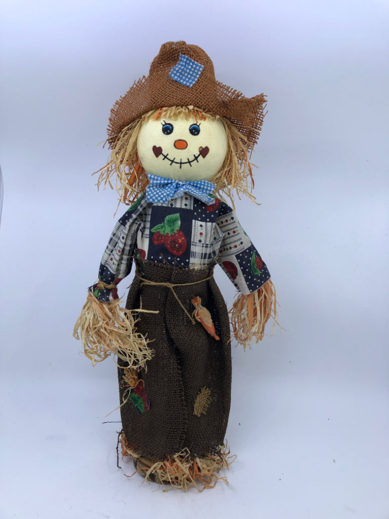 STANDING SCARECROW SHELF DECOR.