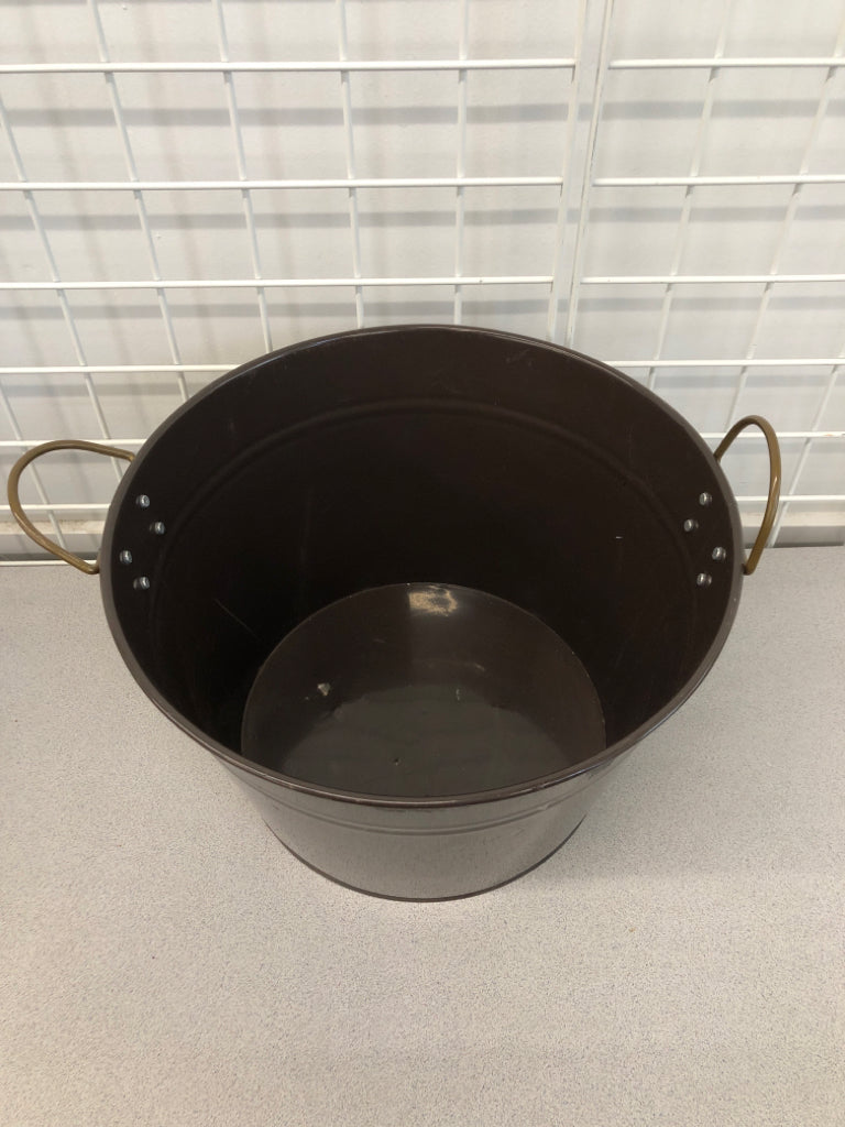 LG BROWN TIN BUCKET W/BRASS HANDLES.