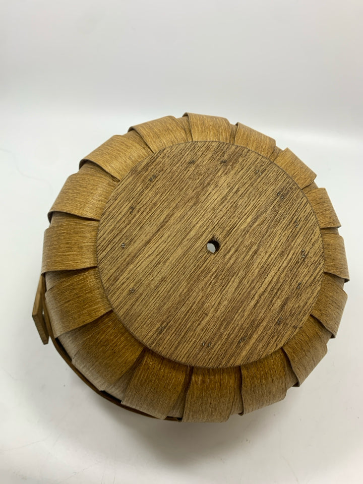 ROUND WOOD BASKET W/BLUE PAINTED FLOWERS.