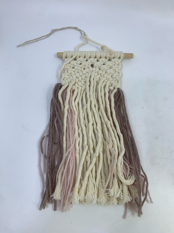 MACRAME MINI RAINBOW HANGING.