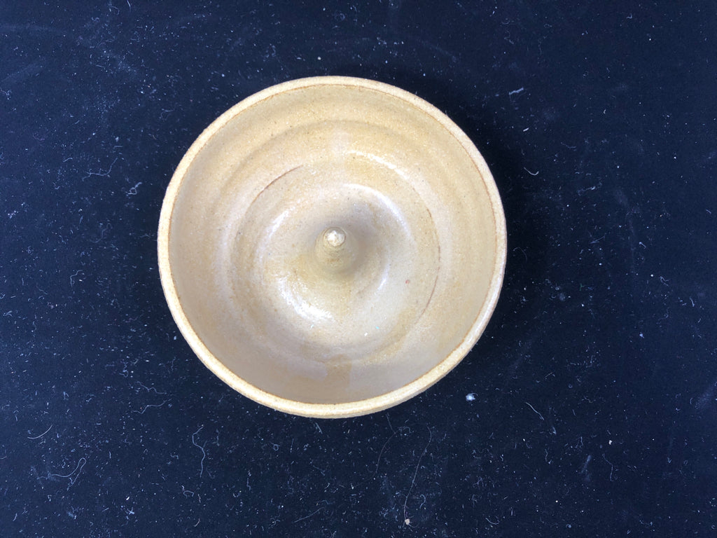 TAN POTTERY CITRUS JUICER.