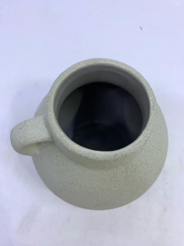SMALL ROUND GRAY PITCHER PLANTER.
