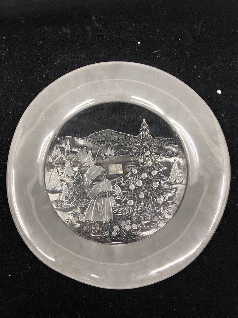 MIKASA CLEAR PLATE W GIRL DECORATING TREE.