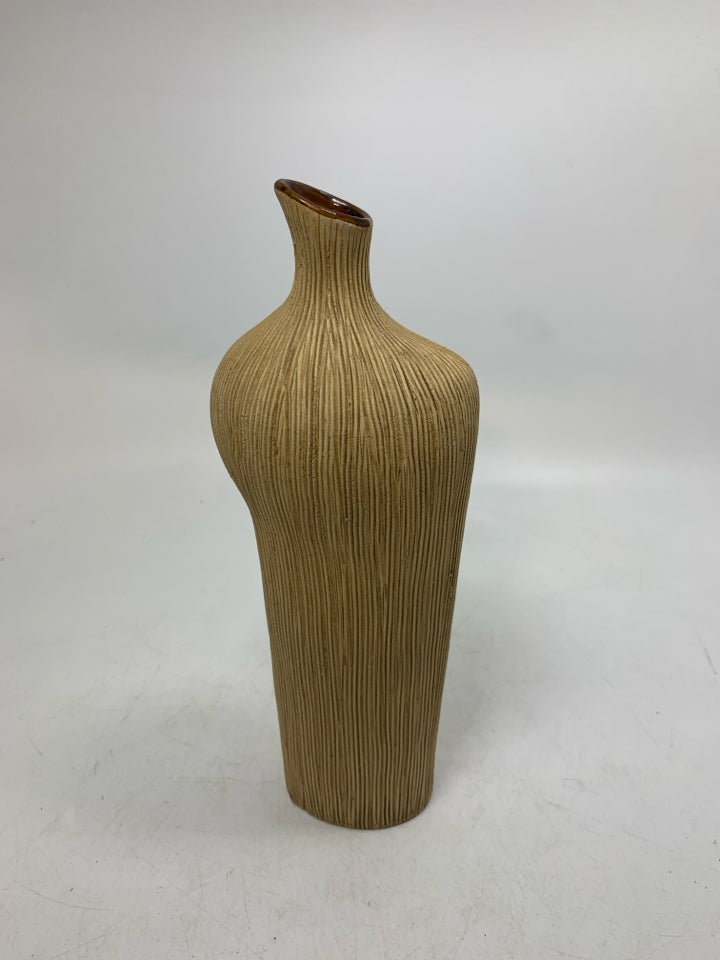 WOOD GRAIN TEXTURED UNEVEN CERAMIC VASE.