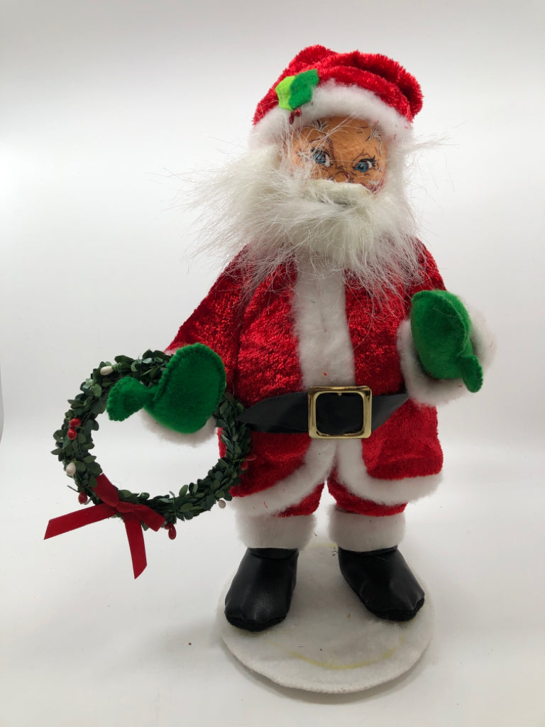 ANNALEE SANTA W/GREEN GLOVES & WREATH.