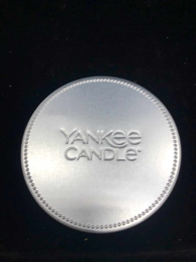BALSAM & CEDAR YANKEE CANDLE.