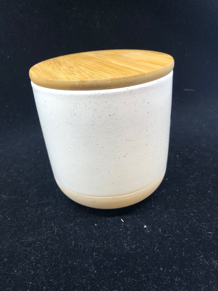 STAR STONEWARE CANISTER W/BAMBOO LID.