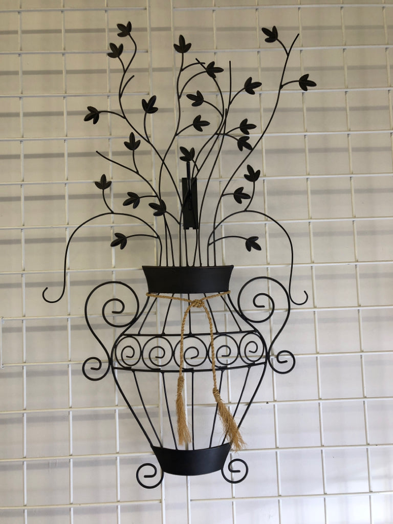 METAL VASE AND FLOWERS WALL HANGING.