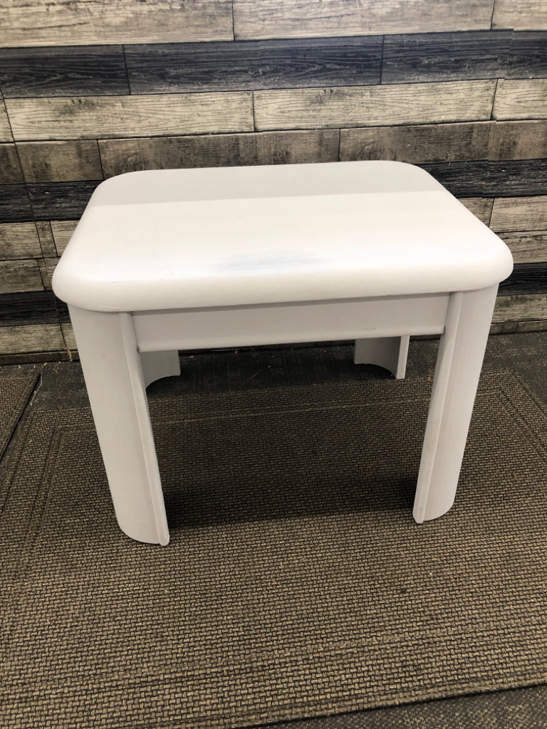 GREY PAINTED WOOD SIDE TABLE.