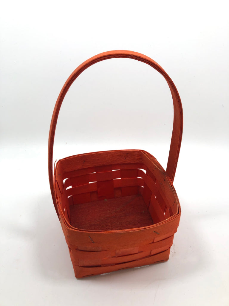 SMALL ORANGE SQUARE WOVEN BASKET.