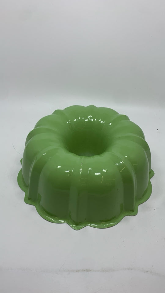 RIBBED EDGES BUNDT BAKING PAN.