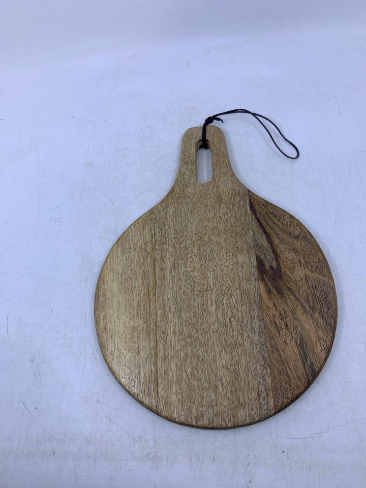 CIRCLE WOOD CUTTING BOARD SELF-SERVICE KITCHEN W/ HANDLE.