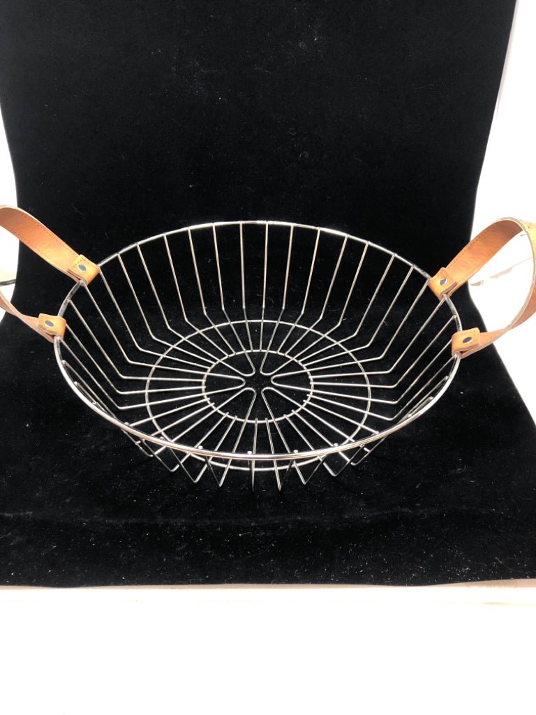 METAL BASKET W/FAUX LEATHER HANDLES.