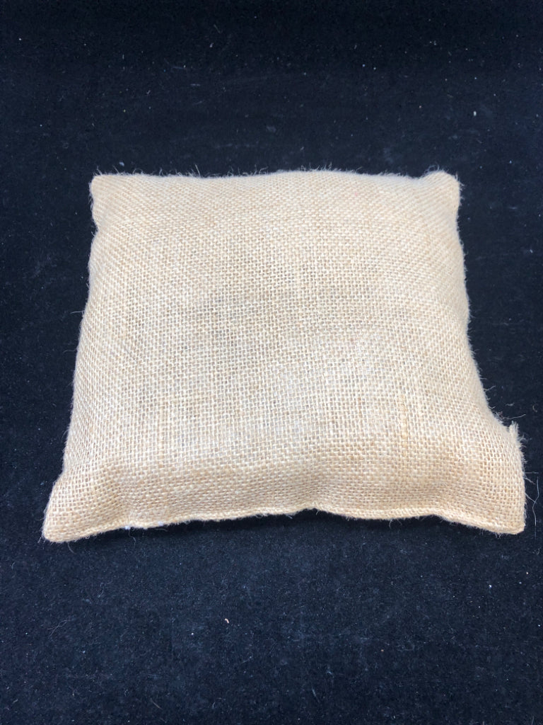 BURLAP SNOWMAN FAMILY ACCENT PILLOW.