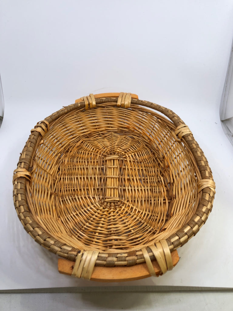 BLONDE WICKER BASKET TRAY.