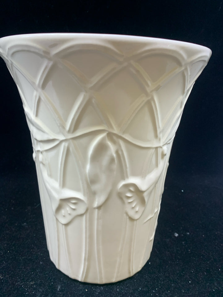 CREAM CERAMIC PLANTER VASE W/FLORAL DESIGN.