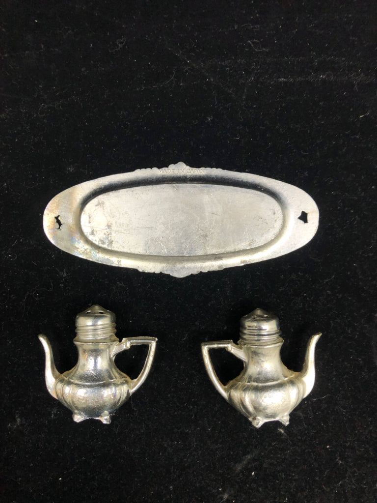 2 MARYLAND TEAPOT SALT + PEPPER W TRAY.