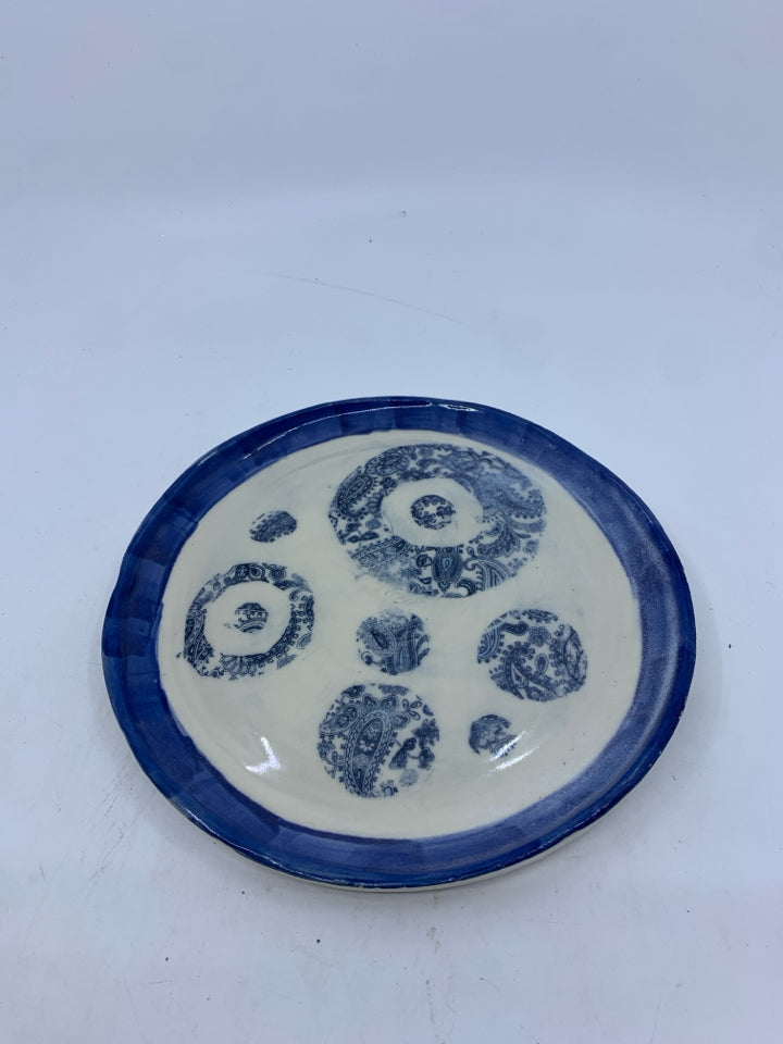 BLUE AND WHITE PATTERN POTTERY PLATE.