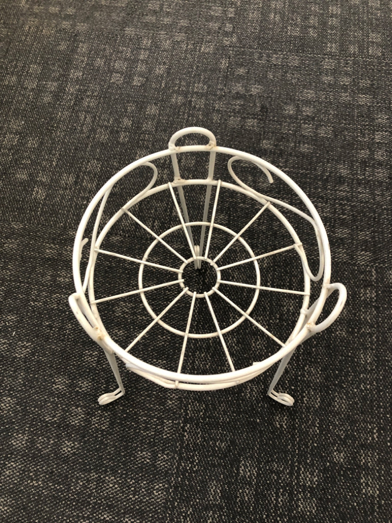 WHITE METAL PLANT STAND.