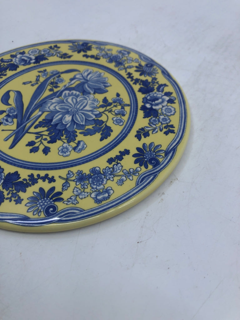 ROUND YELLOW AND BLUE SPODE WALL HANGING TILE.