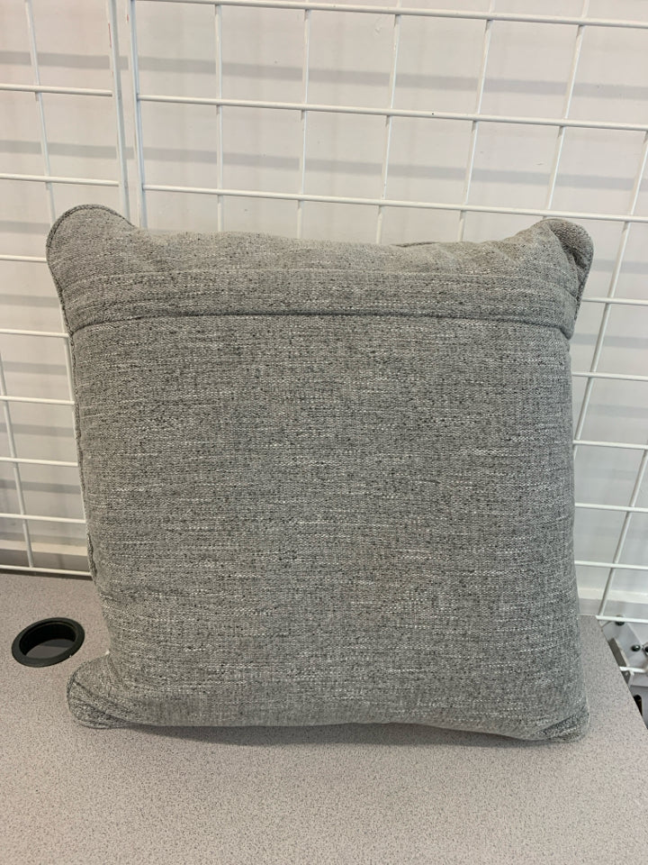 GREY/WHITE GEOMETRIC PILLOW.