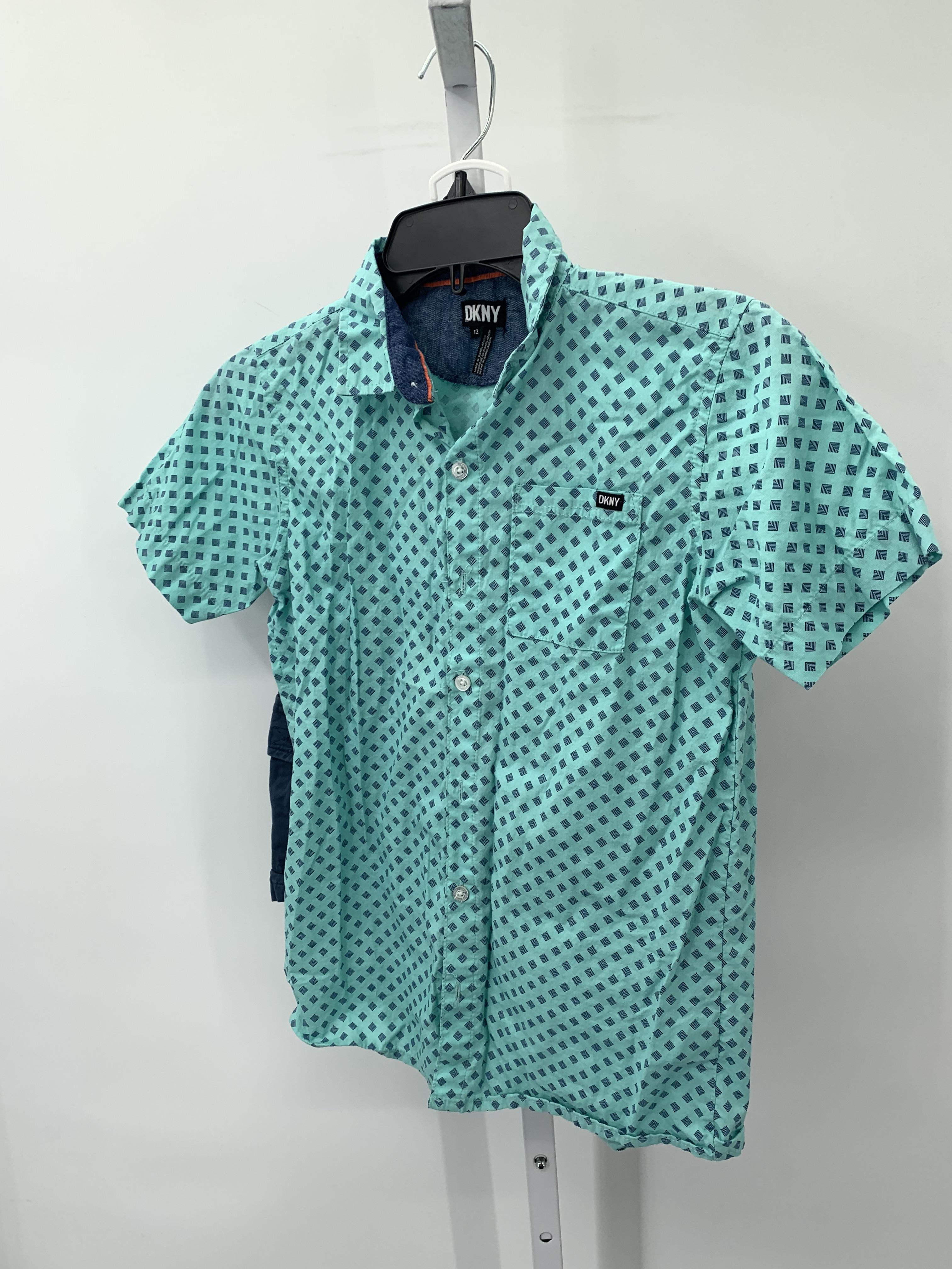 PATTERN SHIRT AND BLUE SHORTS