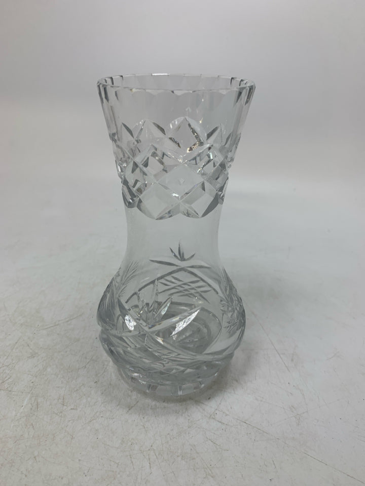 HEAVY BOTTOM DIAMOND PATTERN NECK CRYSTAL VASE.
