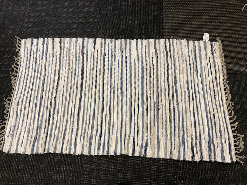 BLUE AND WHITE AREA RUG W FRINGE.