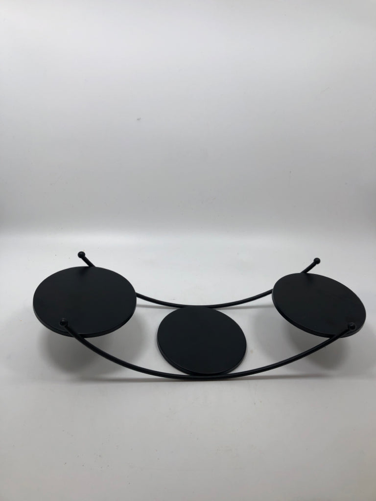 3-SECTION ARCHED METAL CANDLE HOLDER.
