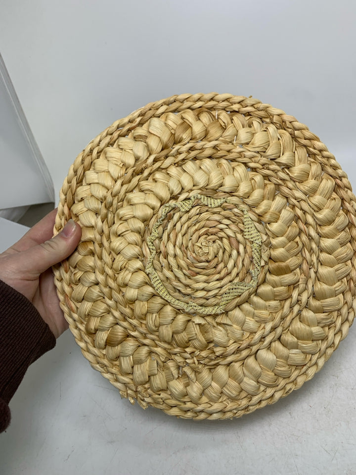 VTG BLONDE WOVEN CIRCLE TRIVET W/ NEEDLE POINT FLORAL CENTER.